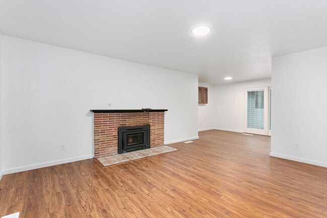 Building Photo - Remodeled Tacoma Duplex with Solar Panels & Fenced Yard **$500 OFF FIRST MONTHS RENT**