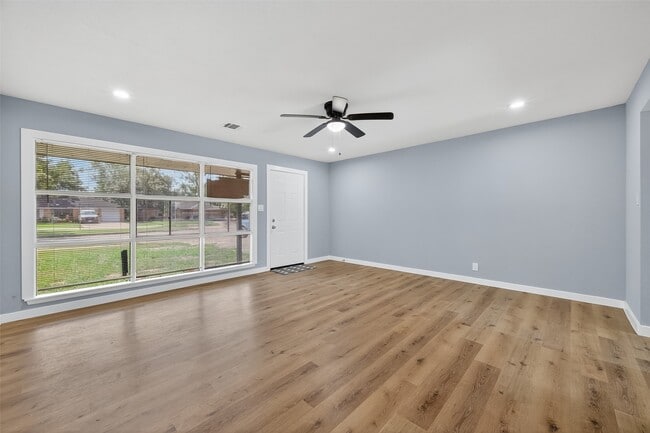 Building Photo - 627 Edgebrook Dr