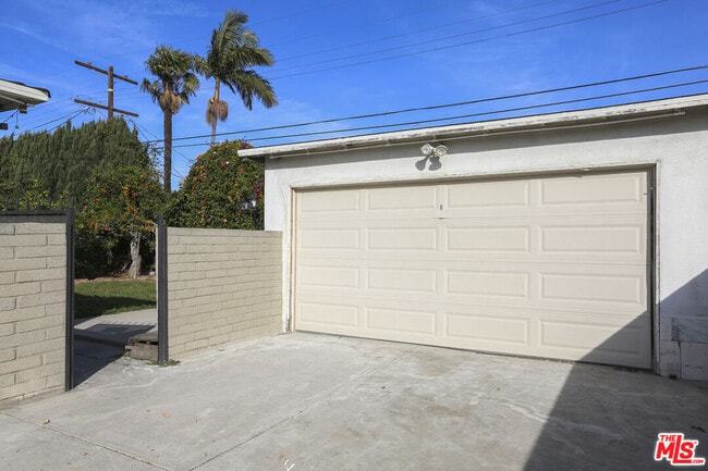 Building Photo - 8326 Barnsley Ave