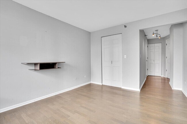Building Photo - 345 N La Salle Dr