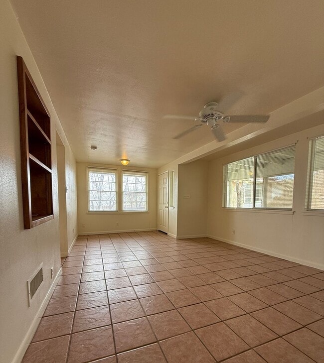 Building Photo - 606 S Montezuma St