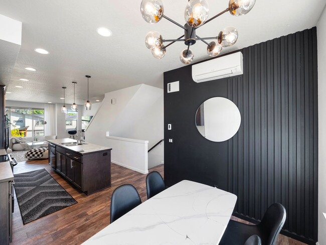 Building Photo - 2423 W Bridge Ave