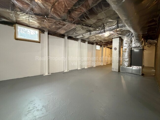 Building Photo - 2748 Lyndhurst Ave