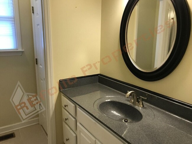 Building Photo - Wonderful 3BD 4 BA 1 Car-Garage End Unit T...