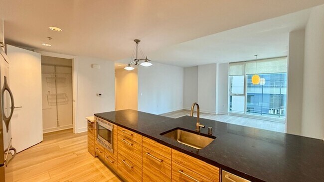 Building Photo - 2BR 2BA @ The BLU in SOMA/South Beach -AMSI