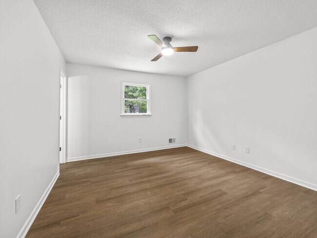 Building Photo - Freshly renovated 2 bed 2 bath home-$500 off first month rent!!