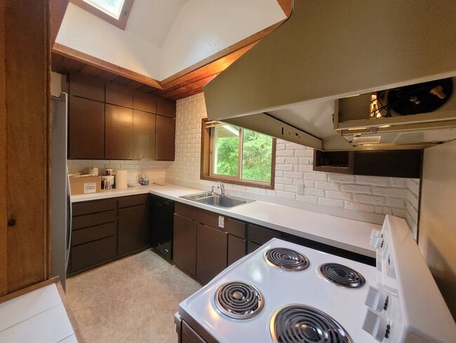 Building Photo - Cabin Style Home, 2 Bedroom - Bellingham, Toledo St