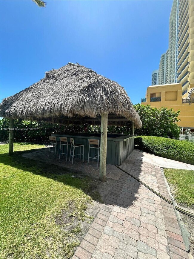 Building Photo - 16425 Collins Ave