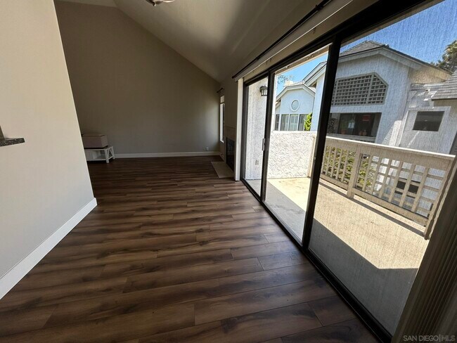 Building Photo - 532 1/2 Via De La Valle