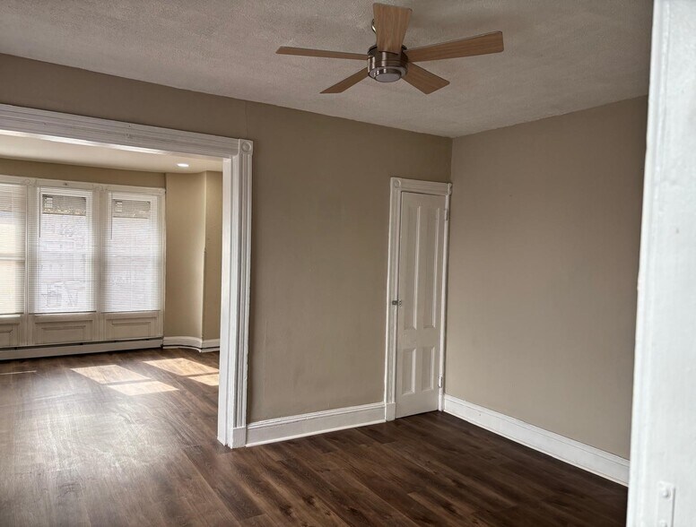 Building Photo - 633 Main St