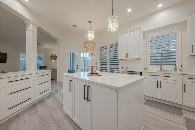 Building Photo - 643 Avery Dr