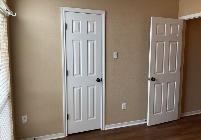 Building Photo - AMAZING RENT SPECIAL WITH IMMEDIATE MOVE IN - SECTION 8 ACCEPTED!