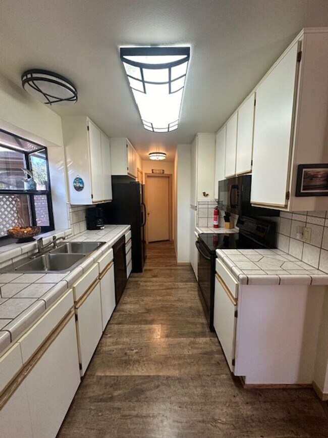 Building Photo - 1476 Glenwood Dr