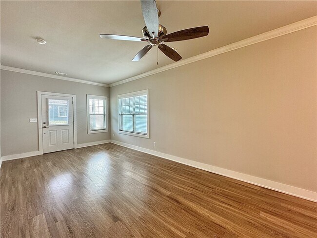 Building Photo - 707 NE Hts Ln