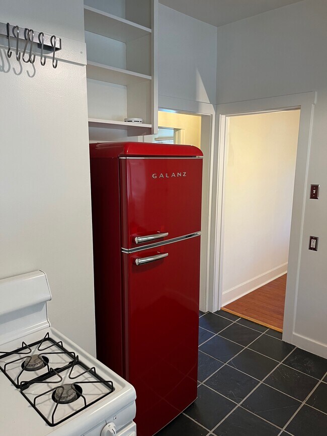 Building Photo - 135 E Ave 42