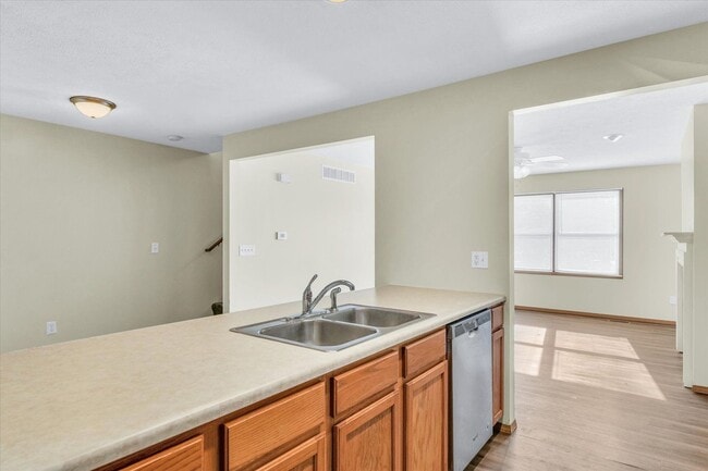 Building Photo - Spacious 3-Bed, 3.5-Bath Townhome with Attached Garage Overlooking Clearwater Park