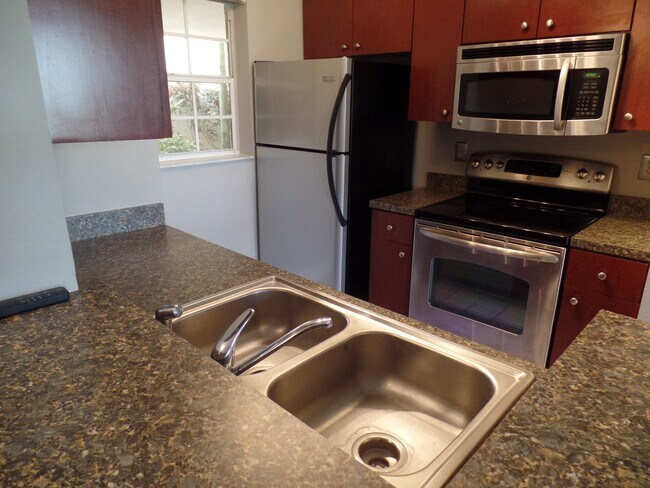 Building Photo - 2881 N Oakland Forest Dr