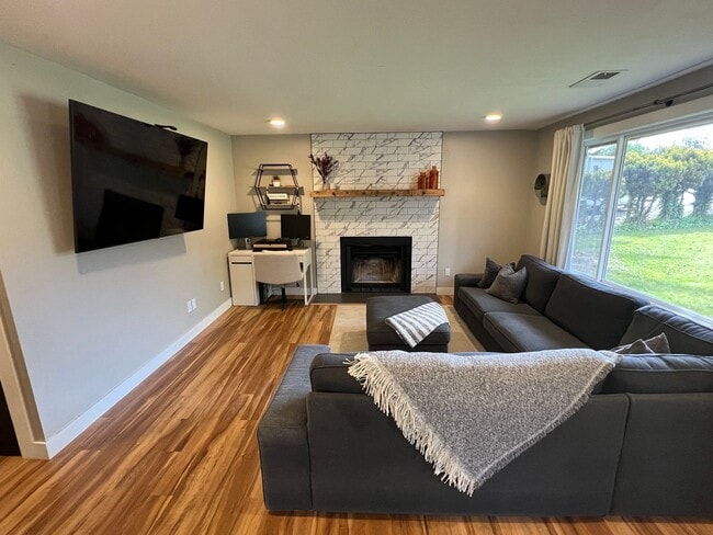 Building Photo - Remodeled 3 Bedroom Troutdale Home