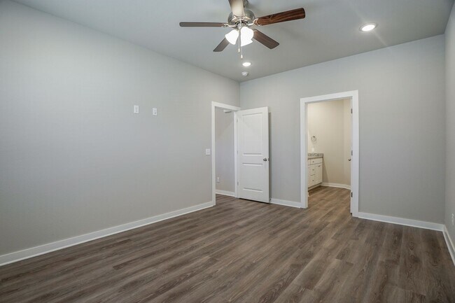 Building Photo - 4 bedroom 3.5 bath home!