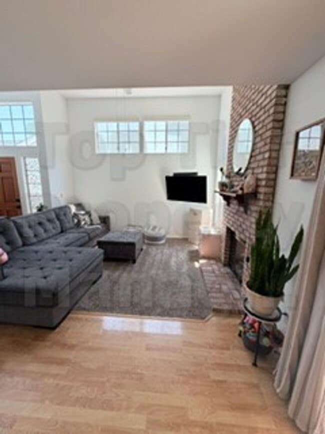 Building Photo - Beautiful 3 bed / 2.5 bath / 1,227 sqft House in Oceanside's Emerald Point