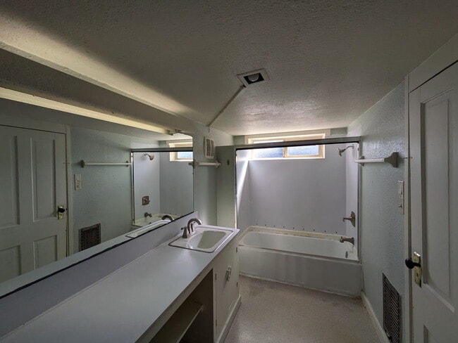 Building Photo - Across from Bellingham High | 5 Bed, 2 Bath Home | Minutes to Trader Joe's & I-5 | Pet Friendly |...