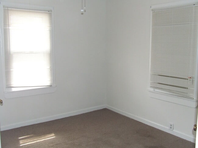 Building Photo - 2 BR Home walk to NHHS