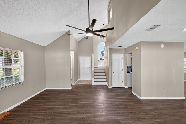 Building Photo - 802 Arietta Cir N