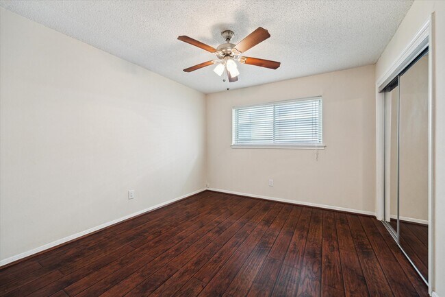 Building Photo - 10607 Longmont Dr