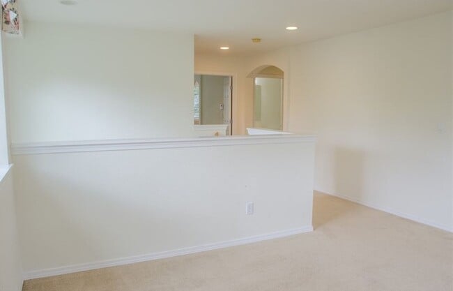 Building Photo - 3 Bed 2.5 Bath Single-family House Availab...