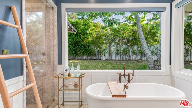 Building Photo - 6815 Dume Dr