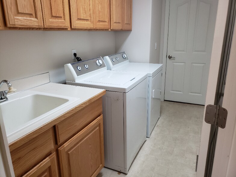 Building Photo - 710 S 88th Ave