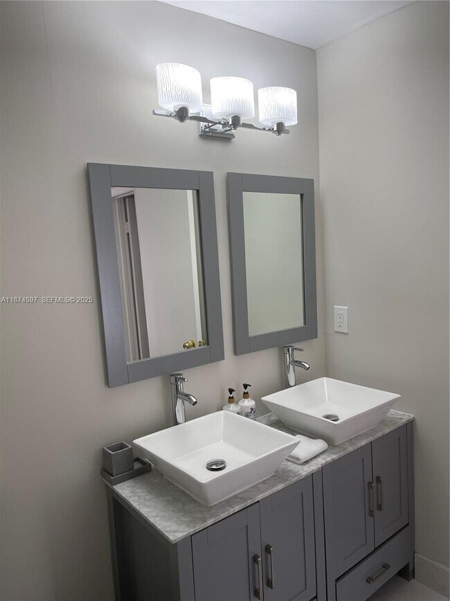 Building Photo - 8203 9th Ct