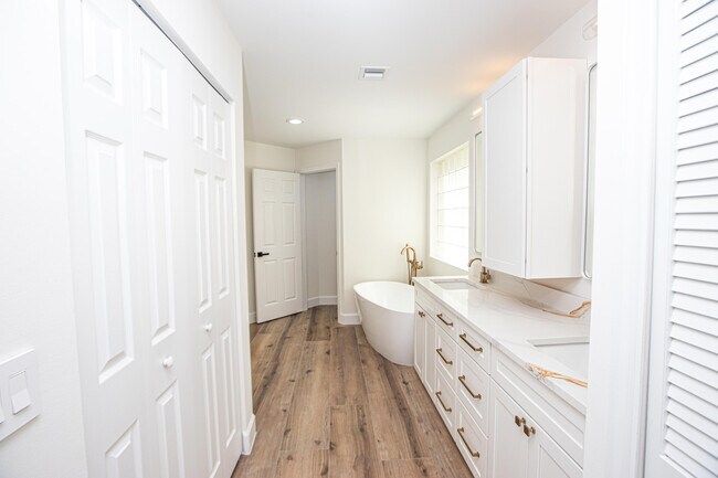 Building Photo - 10881 La Salinas Cir