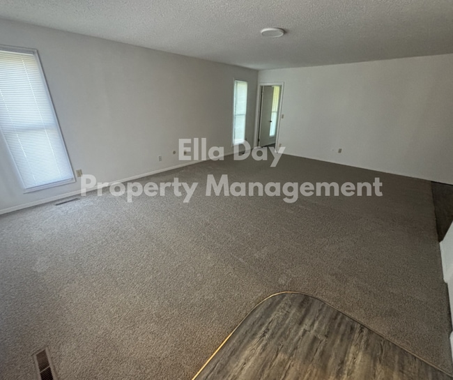 Building Photo - 2006 S White Oak Dr