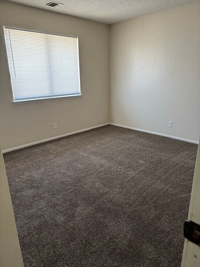 Building Photo - Apple Valley- Four Plex- 2 Bedrooms, 2 Bat...