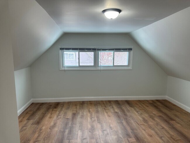 Building Photo - Renovated Pennsbury School District 4 bedroom 2 bath in North Park in Levittow PA Falls Twp.  Lar...