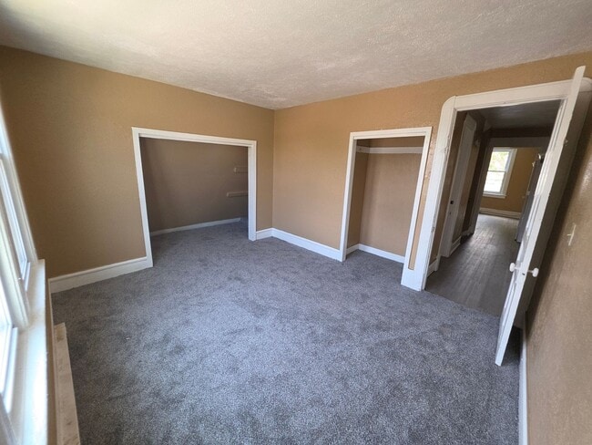 Building Photo - 933 S Greenlawn Ave