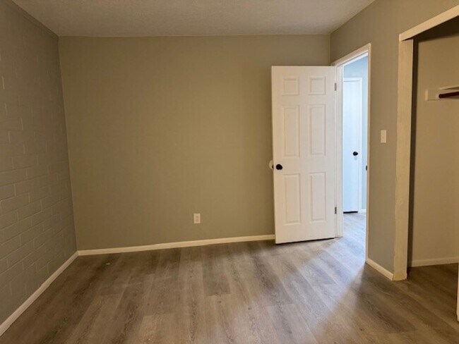 Building Photo - 2BR Remodeled and Updated, Large cement pa...