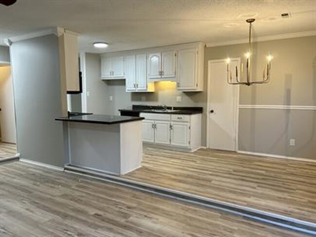 Building Photo - Beautifully Remodeled Home in a Prime Hunt...