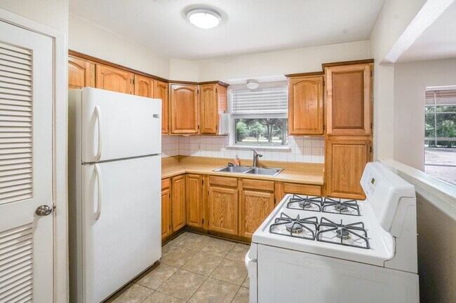 Building Photo - 26407 Magnolia Dr