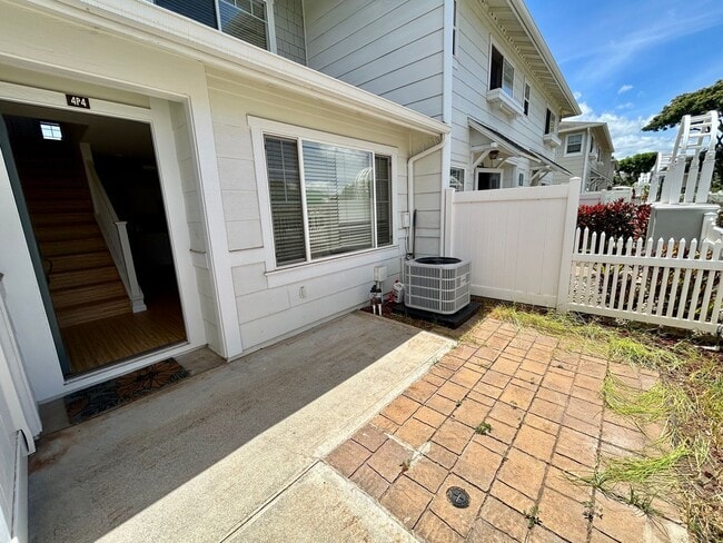 Building Photo - Spacious Townhouse with Central AC, Garage...