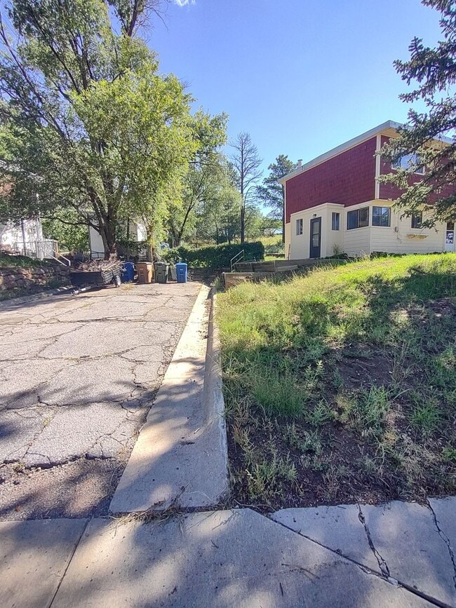 Building Photo - Duplex in near Aspen Elementary