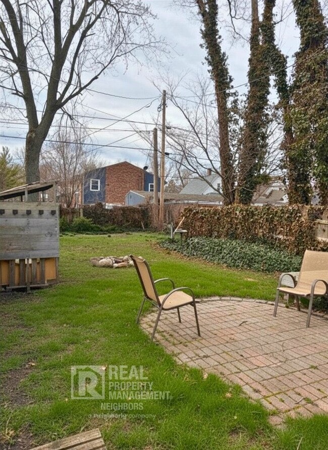 Building Photo - Welcome to Spacious 4 Bedroom, 1 Bathroom Holland Home