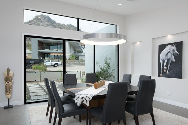 Building Photo - 2423 E Lincoln Cir