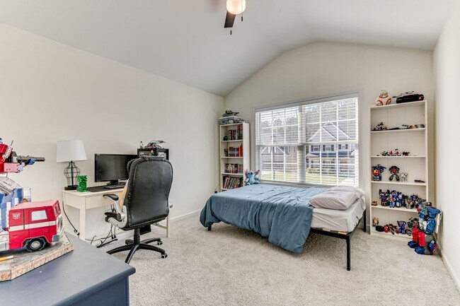 Building Photo - Two Story home in Quaker Knoll! Ready now !