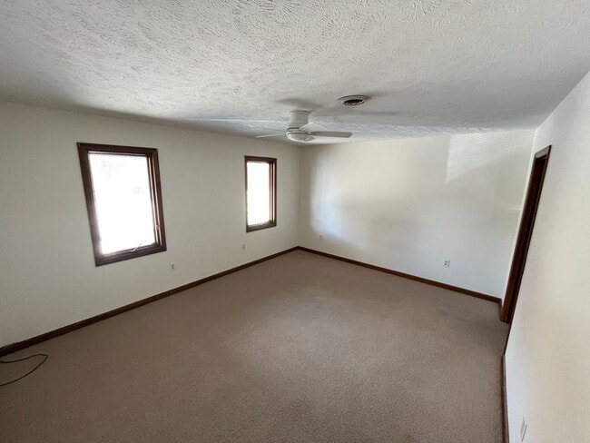 Building Photo - 3 Bedroom Condo