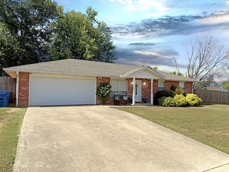 Building Photo - 1202 E Keller St