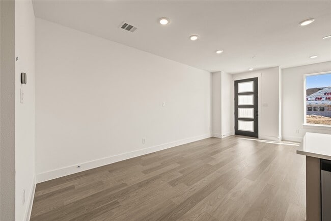 Building Photo - 9609 Dahlia Blvd