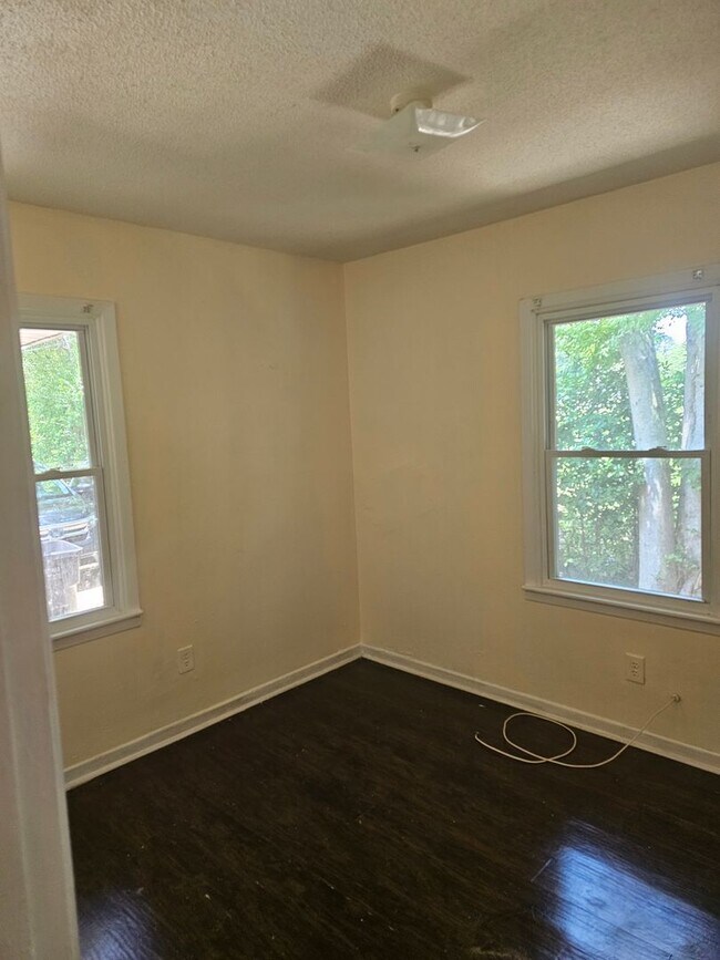 Building Photo - 2430 Oak Ridge St