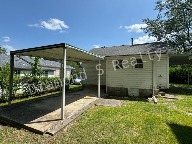 Building Photo - Cute and Clean 2 Bedroom Home Available Now!